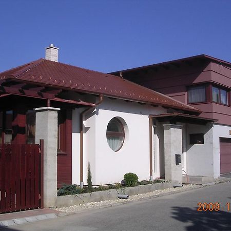 Besenyei Apartman Шарвар Экстерьер фото