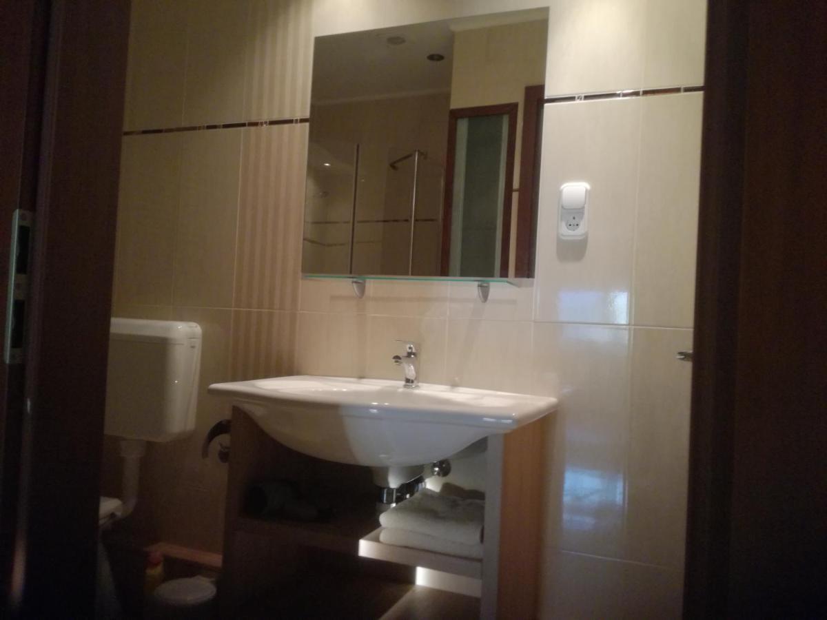 Besenyei Apartman Шарвар Экстерьер фото
