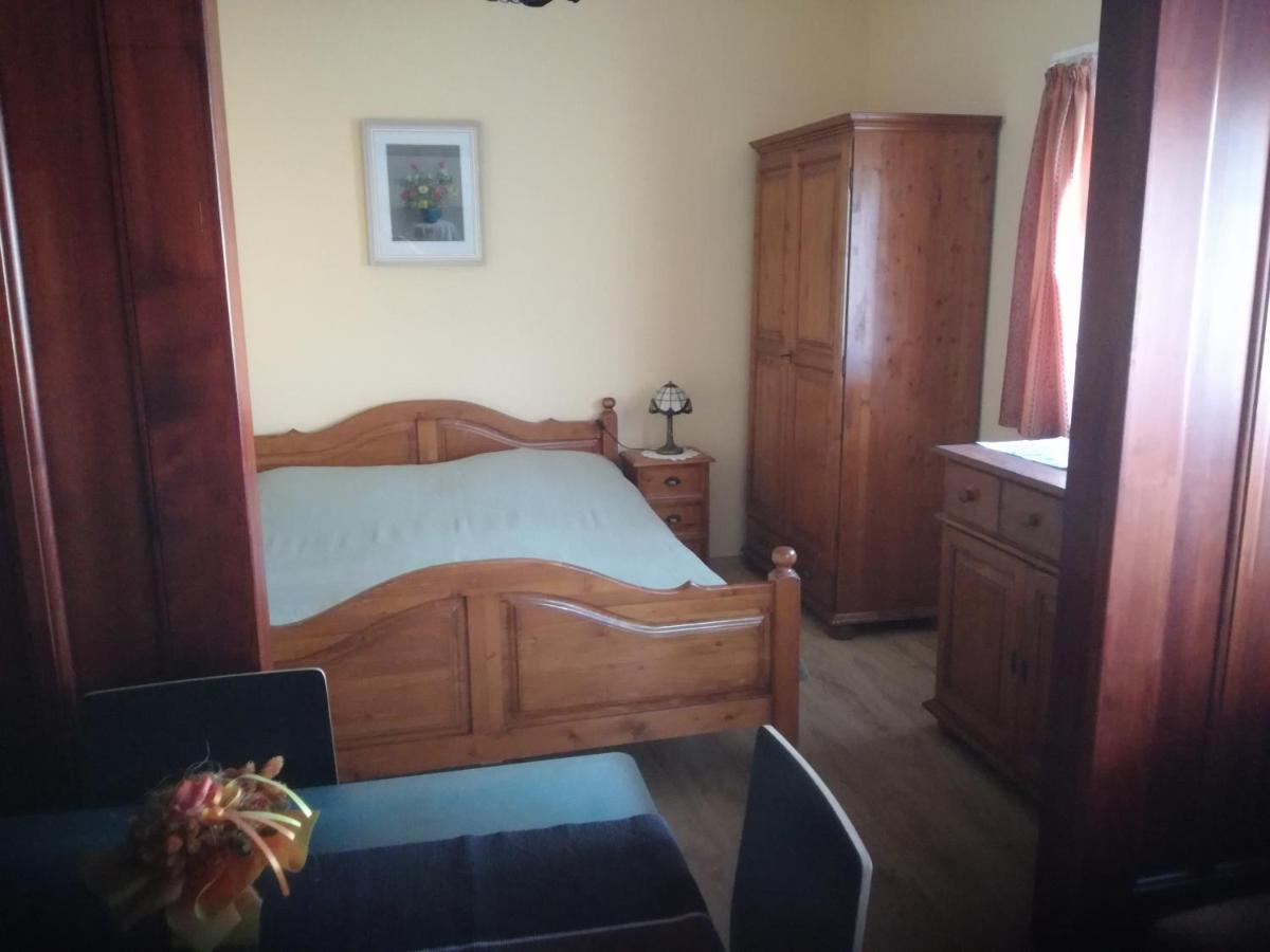 Besenyei Apartman Шарвар Экстерьер фото